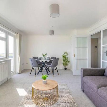 Large Sea View 2 Bedroom Sleeps 6 - Free Parking Bournemouth Exteriör bild