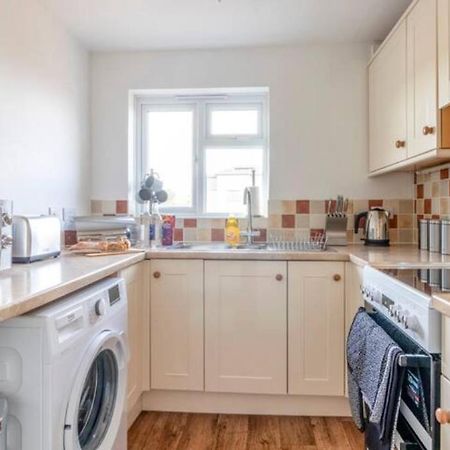 Large Sea View 2 Bedroom Sleeps 6 - Free Parking Bournemouth Exteriör bild