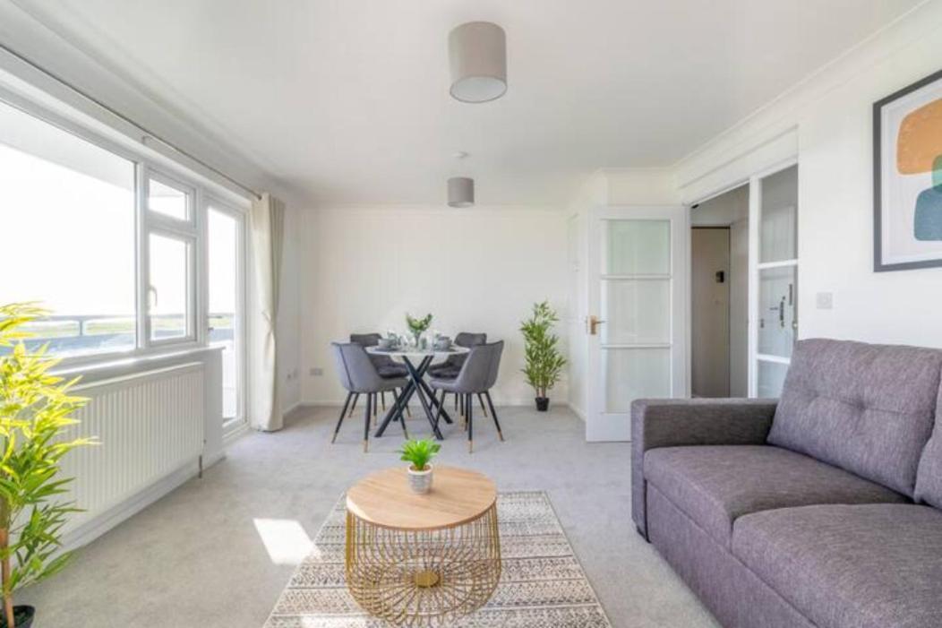 Large Sea View 2 Bedroom Sleeps 6 - Free Parking Bournemouth Exteriör bild