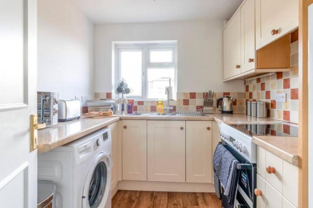 Large Sea View 2 Bedroom Sleeps 6 - Free Parking Bournemouth Exteriör bild
