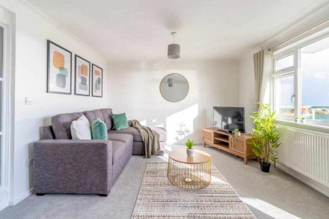 Large Sea View 2 Bedroom Sleeps 6 - Free Parking Bournemouth Exteriör bild