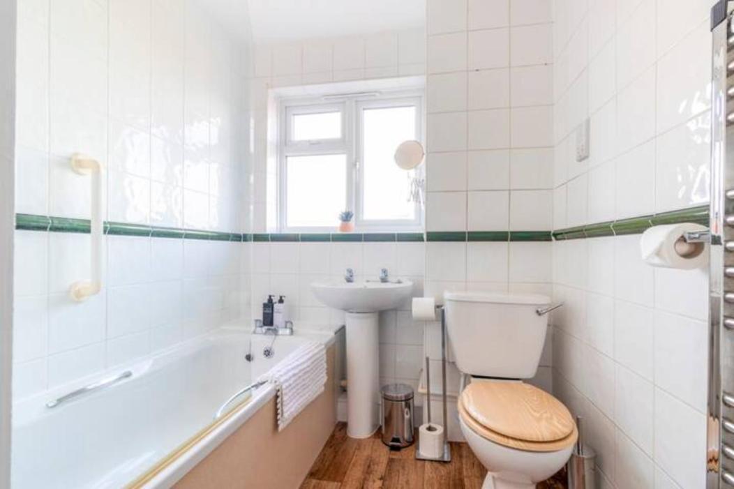 Large Sea View 2 Bedroom Sleeps 6 - Free Parking Bournemouth Exteriör bild
