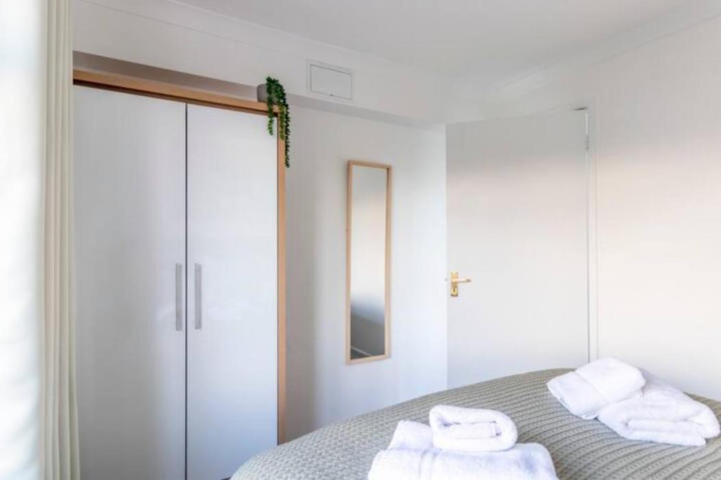 Large Sea View 2 Bedroom Sleeps 6 - Free Parking Bournemouth Exteriör bild