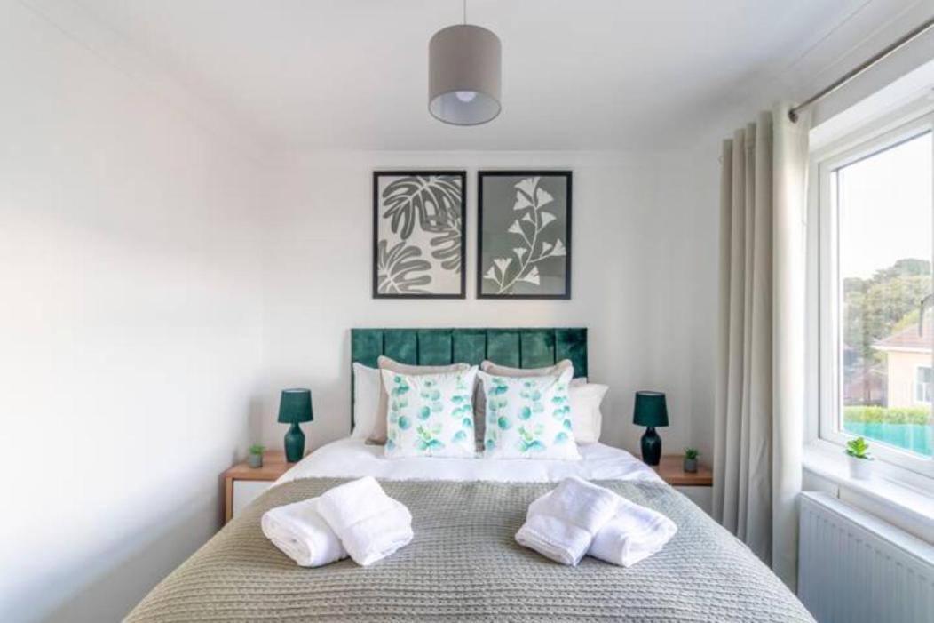 Large Sea View 2 Bedroom Sleeps 6 - Free Parking Bournemouth Exteriör bild