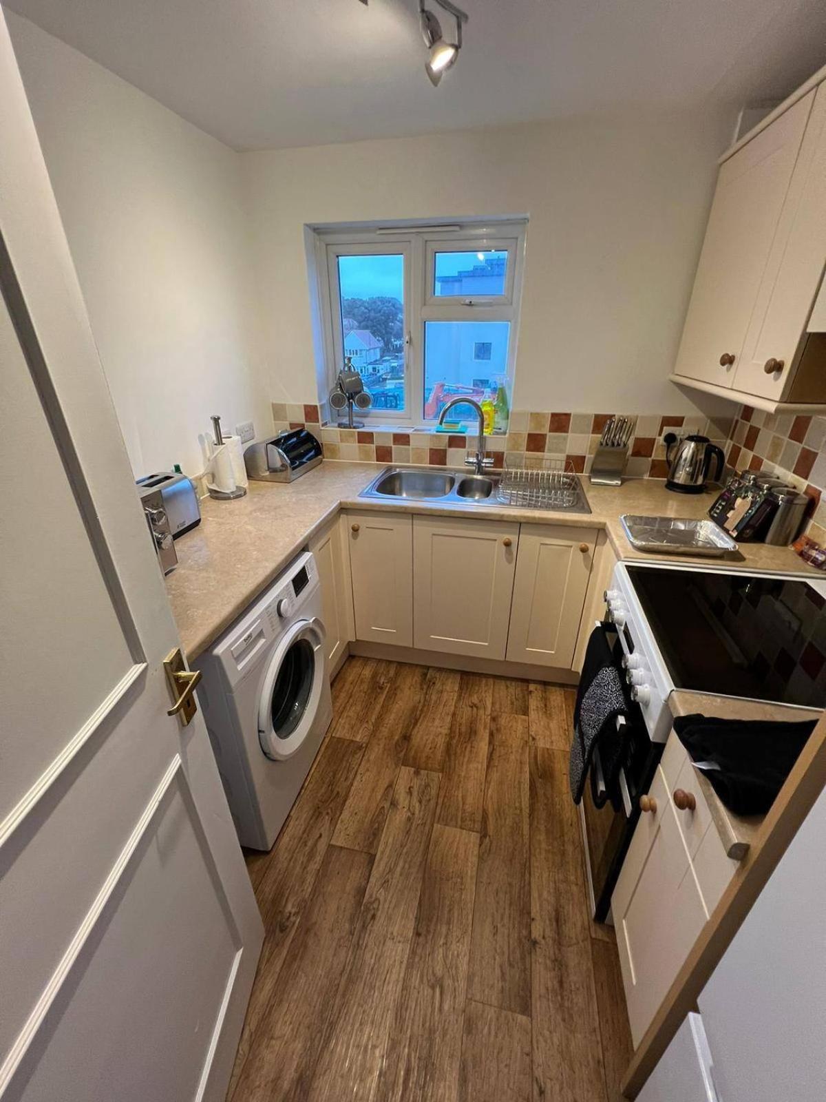 Large Sea View 2 Bedroom Sleeps 6 - Free Parking Bournemouth Exteriör bild